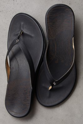 black olukai flip flops